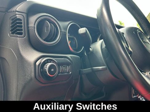 Used 2018 Jeep Wrangler Unlimited Sahara AWD/4WD image 16