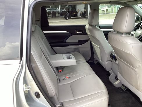 Used 2018 Toyota Highlander XLE FWD image 11
