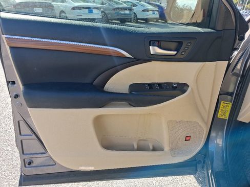 Used 2019 Toyota Highlander Limited FWD image 20