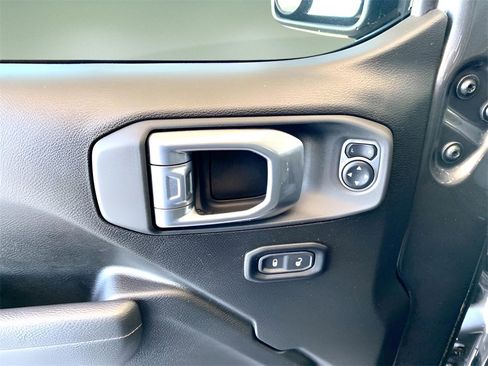 Used 2025 Jeep Gladiator Nighthawk image 12