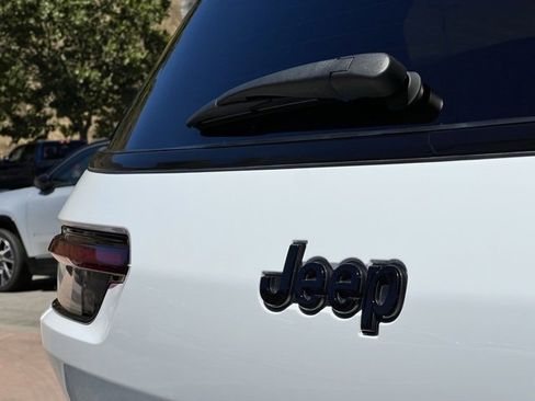 Used 2023 Jeep Grand Cherokee L Laredo image 14