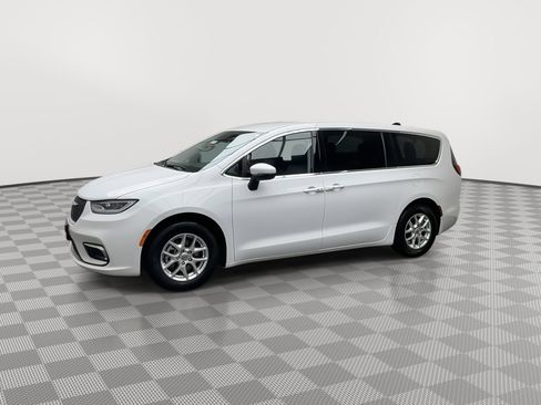 Used 2023 Chrysler Pacifica Touring-L image 34