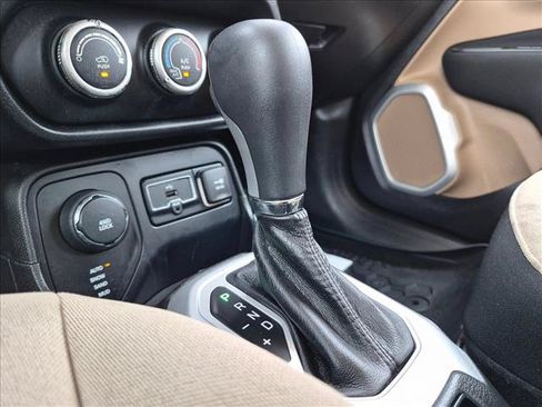Used 2015 Jeep Renegade Latitude AWD/4WD image 11