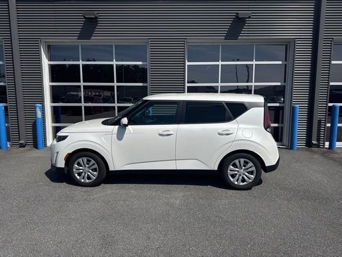Used 2023 Kia Soul LX FWD image 2