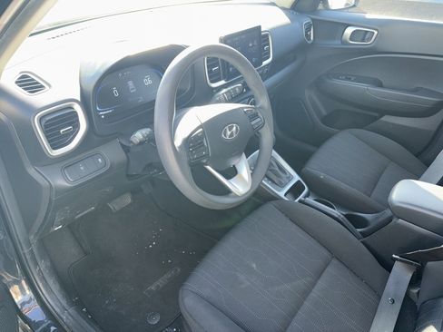 Used 2023 Hyundai Venue SE image 6