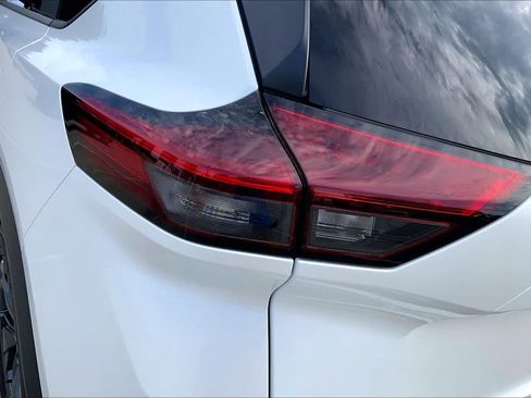 Used 2024 Nissan Rogue SV FWD image 27