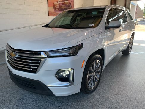 Used 2023 Chevrolet Traverse Premier FWD image 4