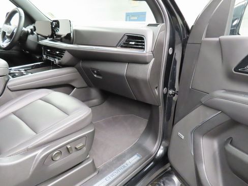 Used 2025 Chevrolet Suburban Z71 image 35
