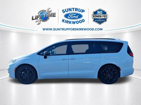 Used 2025 Chrysler Pacifica Limited FWD image 23