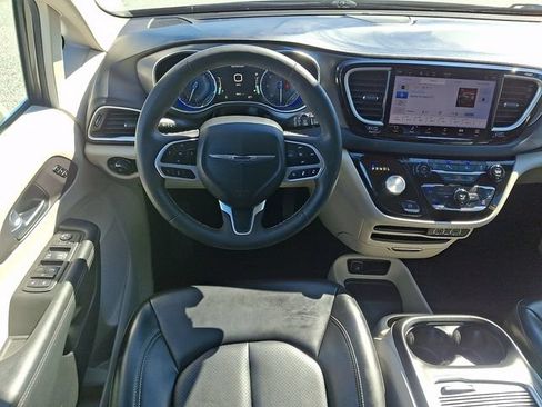 Used 2023 Chrysler Pacifica Touring-L FWD image 12