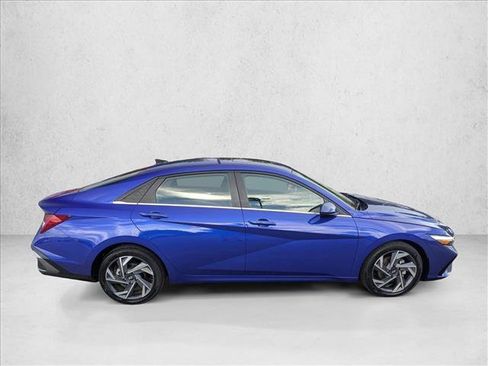 Used 2025 Hyundai Elantra SEL FWD image 4