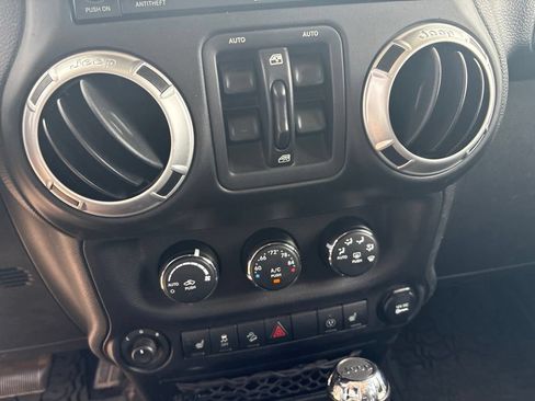 Used 2015 Jeep Wrangler Unlimited Rubicon w/ Connectivity Group AWD/4WD image 15