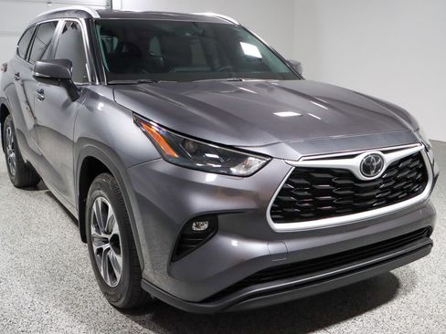 Used 2024 Toyota Highlander XLE image 5