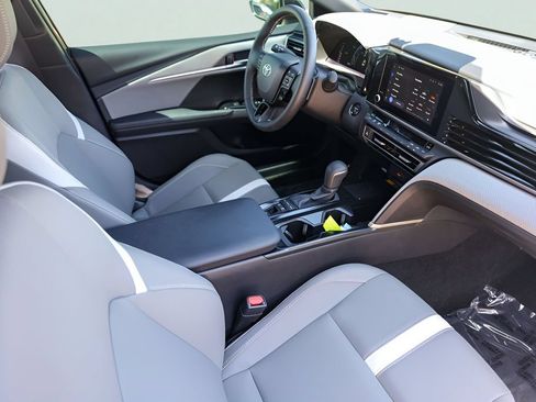 Used 2025 Toyota Camry SE w/ Convenience Package FWD image 31