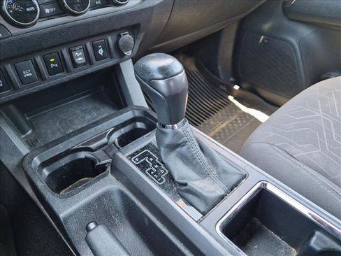 Used 2017 Toyota Tacoma TRD Sport AWD/4WD image 12