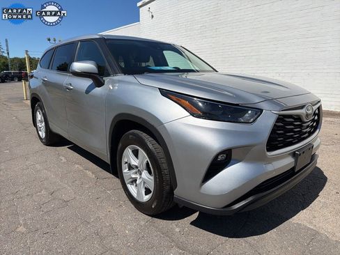 Used 2024 Toyota Highlander LE AWD/4WD image 8