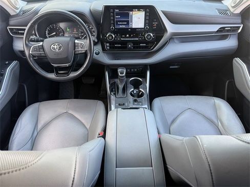 Used 2021 Toyota Highlander Limited image 10