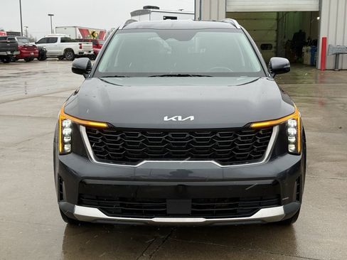 Used 2024 Kia Sorento S image 2