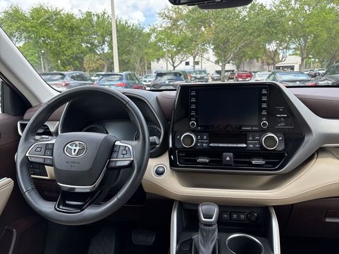 Used 2020 Toyota Highlander XLE FWD image 23