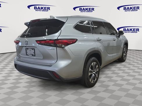 Used 2021 Toyota Highlander XLE AWD/4WD image 5