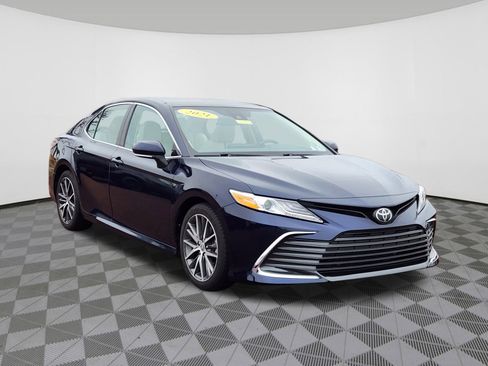 Used 2021 Toyota Camry XLE w/ Navigation Package image 2