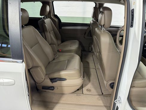 Used 2012 Volkswagen Routan SE image 15