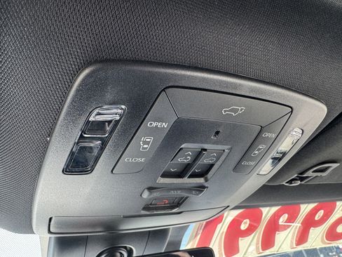 Used 2025 Toyota Sienna Platinum image 33