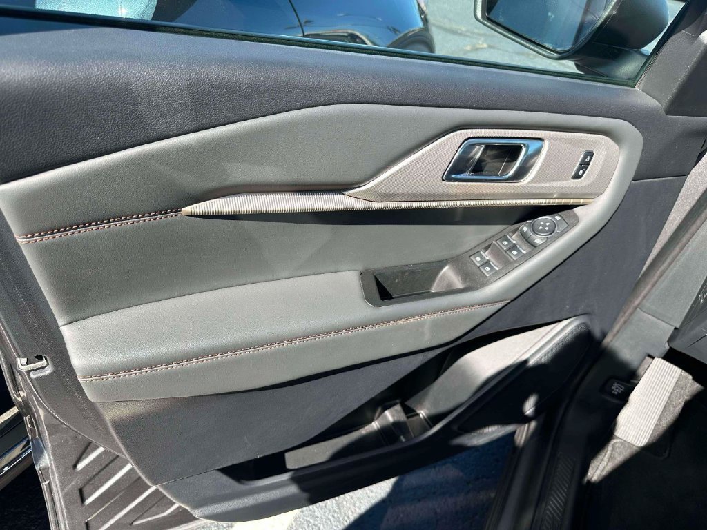 Used 2025 Ford Explorer Active AWD/4WD image 17