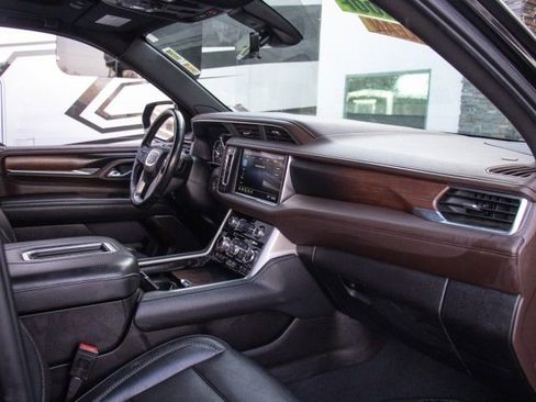Used 2021 GMC Yukon Denali w/ Denali Premium Package image 18