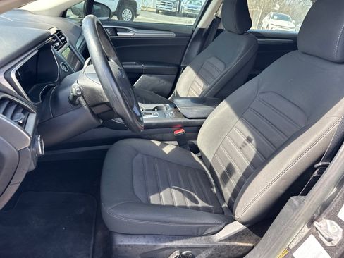 Used 2020 Ford Fusion SE image 9