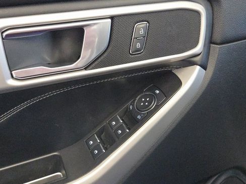 Used 2022 Ford Explorer XLT w/ Equipment Group 202A image 11