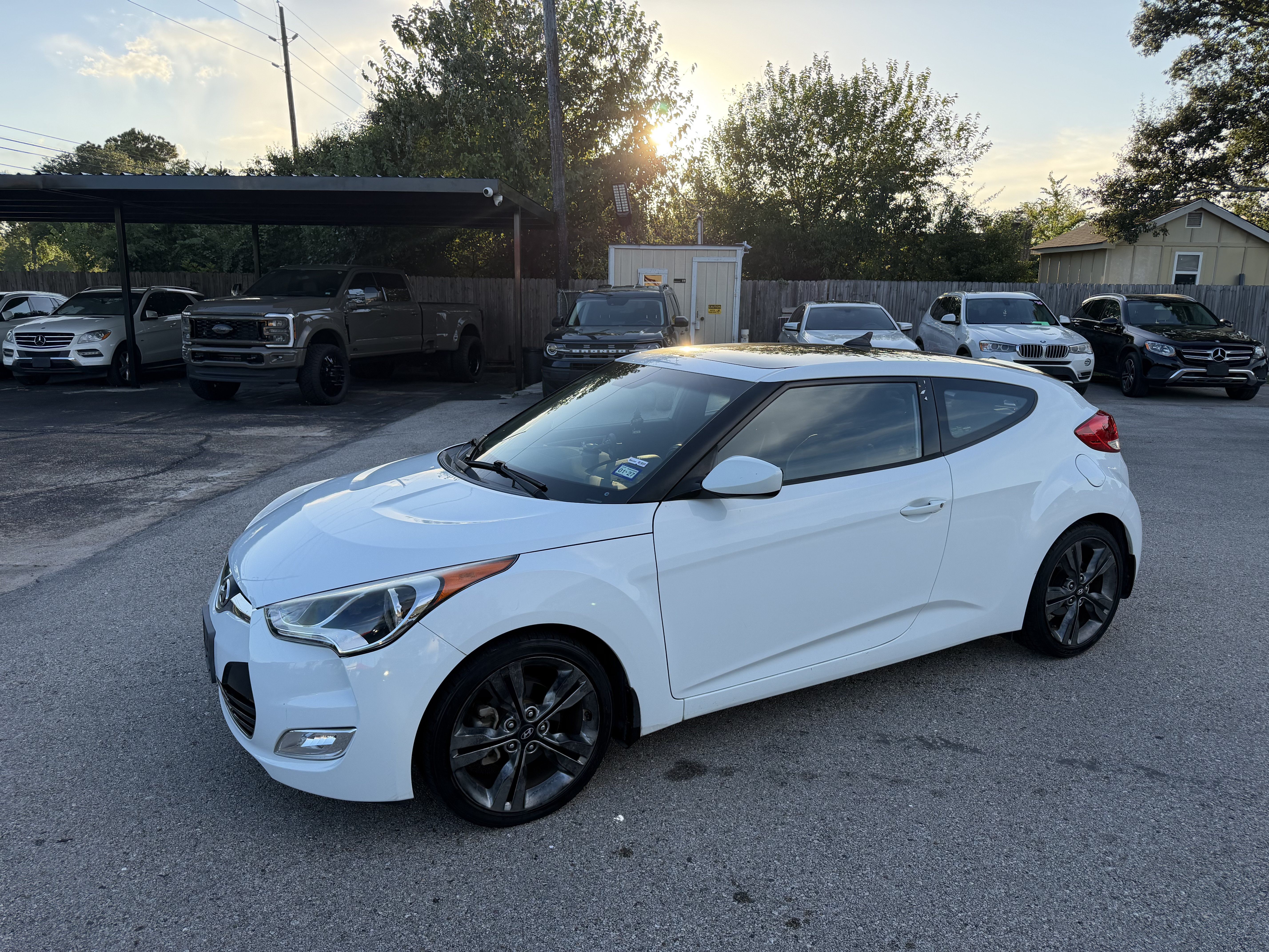 Used 2016 Hyundai Veloster w/ Option Group 02 FWD image 2