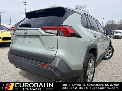Used 2021 Toyota RAV4 XLE Premium image 5