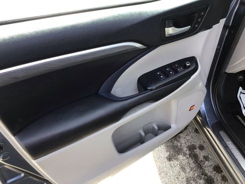 Used 2019 Toyota Highlander Limited image 11