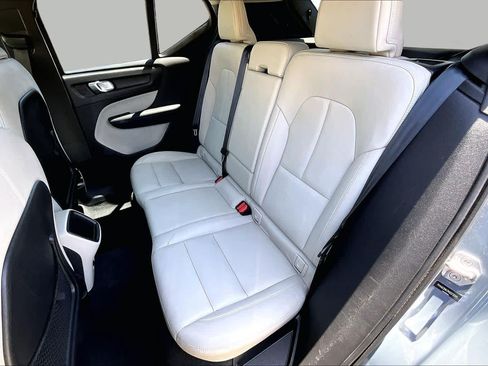 Used 2021 Volvo XC40 T4 Momentum FWD image 21