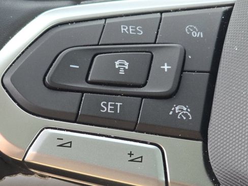 Used 2023 Volkswagen Taos SE w/ Panoramic Sunroof Package AWD/4WD image 32
