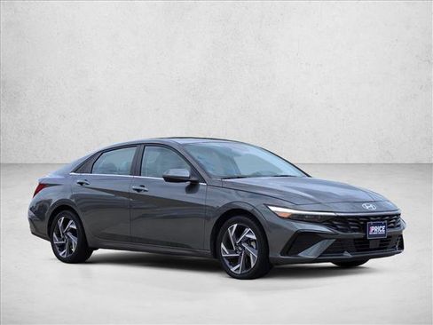 Used 2025 Hyundai Elantra Limited FWD image 3