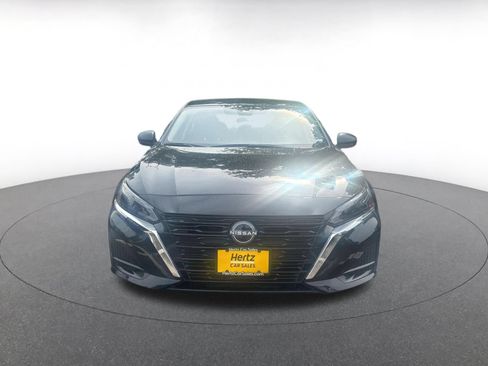 Used 2025 Nissan Altima 2.5 SV FWD image 2