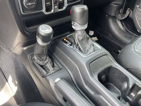 Used 2022 Jeep Gladiator Overland w/ Cold Weather Group AWD/4WD image 14