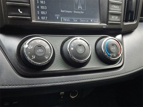 Used 2016 Toyota RAV4 LE image 17