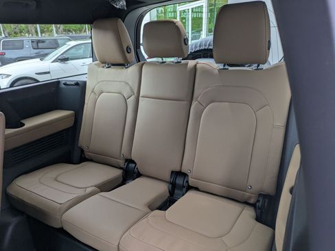 New 2026 Land Rover Defender 130 X-Dynamic SE AWD/4WD image 27