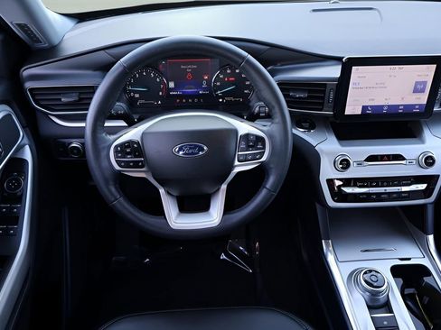 Used 2022 Ford Explorer XLT w/ Equipment Group 202A image 12