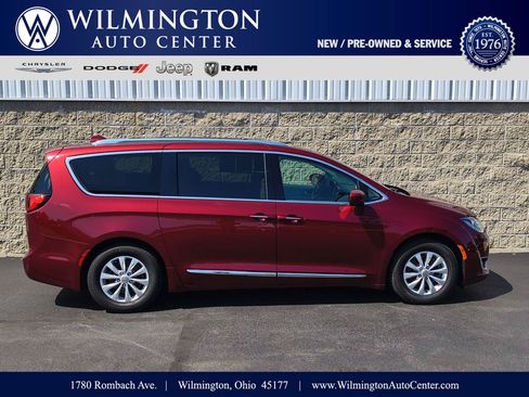 Used 2018 Chrysler Pacifica Touring-L w/ Premium Audio Group FWD image 1