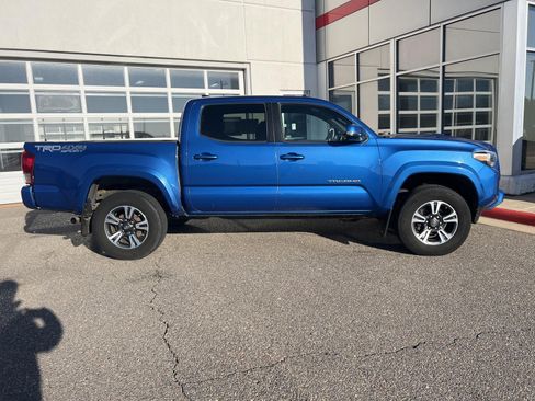 Used 2016 Toyota Tacoma TRD Sport image 8