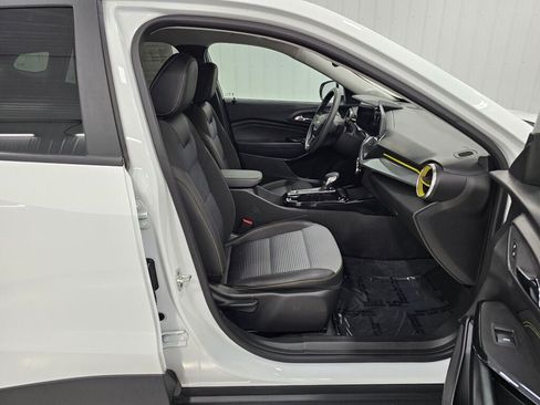 Used 2025 Chevrolet Trax LT FWD image 17