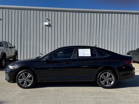 Certified 2023 Volkswagen Jetta SE w/ Panoramic Sunroof Package image 3