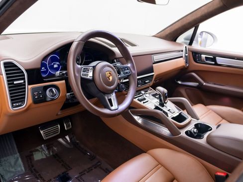 Certified 2023 Porsche Cayenne Turbo AWD/4WD image 4