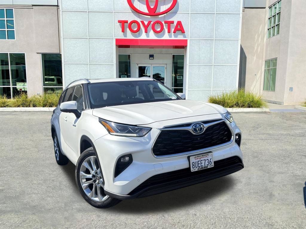 Used 2021 Toyota Highlander Limited FWD image 3