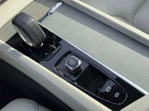 Used 2023 Volvo XC60 B5 Plus image 29