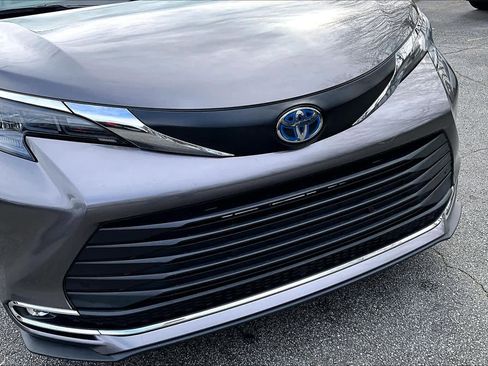 Certified 2024 Toyota Sienna XLE image 30